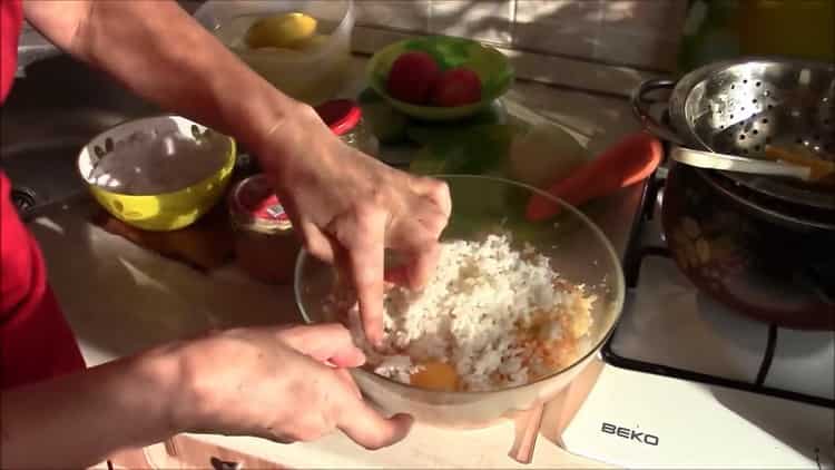 Mezcla los ingredientes para cocinar.