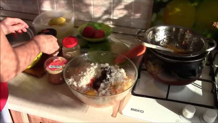 Prepara las especias para cocinar