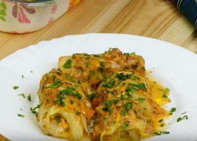 We cook cabbage rolls in the oven in tomato and sour cream sauce according to a step-by-step recipe with a photo.