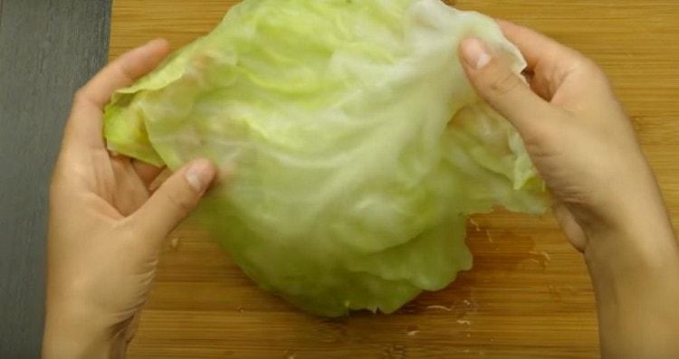 From the cabbage we separate the leaves.