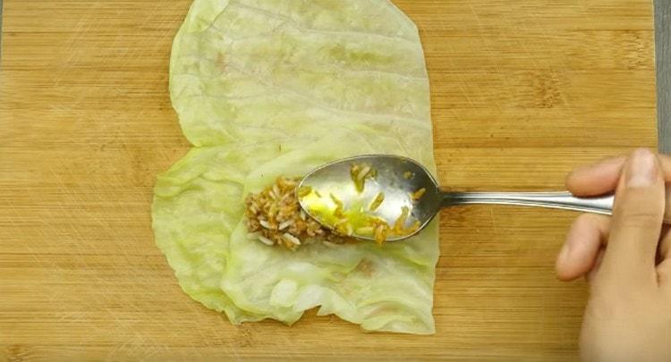 On a leaf of cabbage we lay out a spoonful of filling.