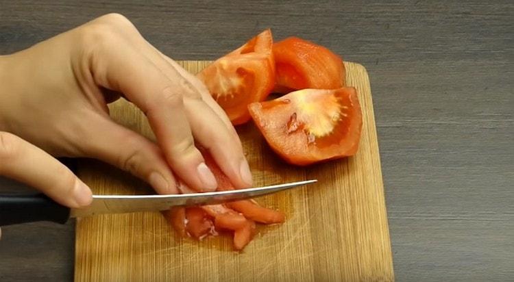 Broyer les tomates avec un couteau.