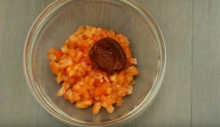 Ajouter la pâte de tomates aux tomates.