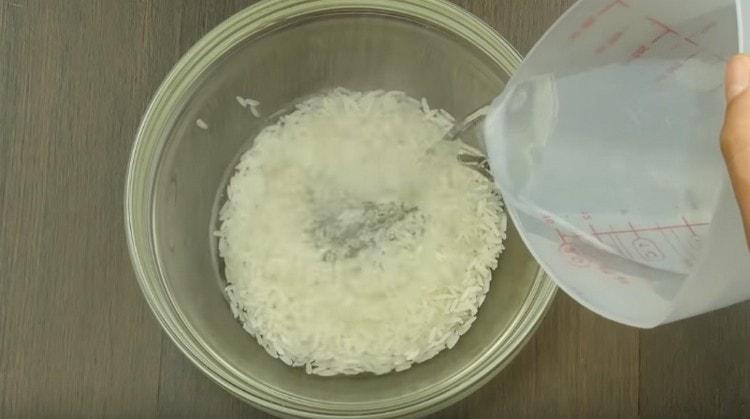 Vierta el arroz con agua hirviendo.
