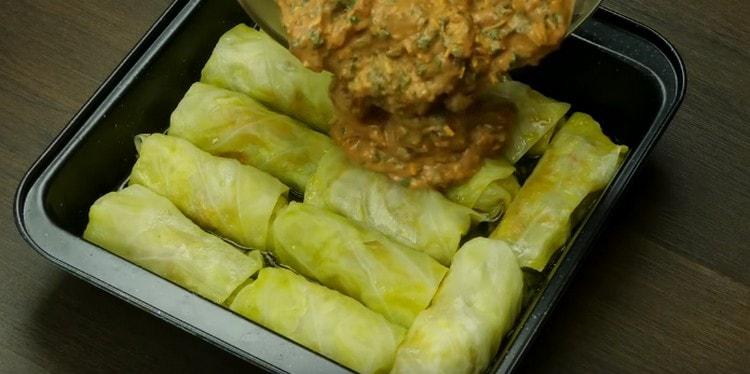 We cover cabbage rolls with the resulting vegetable sauce and return them to the oven.