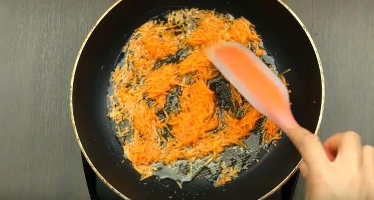 Rallar las zanahorias y freírlas en aceite vegetal.