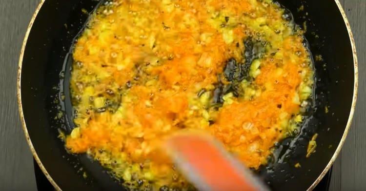 Freír las verduras hasta que la cebolla esté transparente.