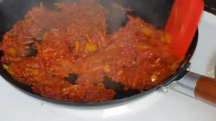 Da biste napravili peciva od kupusa, dodajte pastu od rajčice