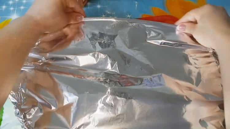 pour la préparation des rouleaux de chou, couvrir le plat de papier d'aluminium