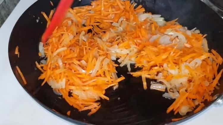 Fry vegetables to make cabbage rolls