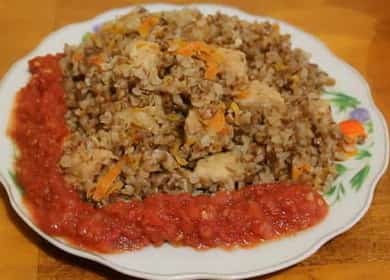 Comerciante de alforfón sabroso con carne de cerdo en una olla de cocción lenta 🍲