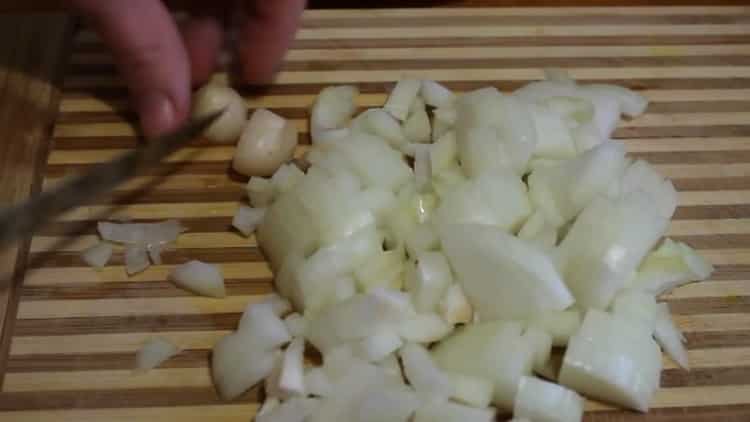 Para hacer trigo sarraceno, pica la cebolla