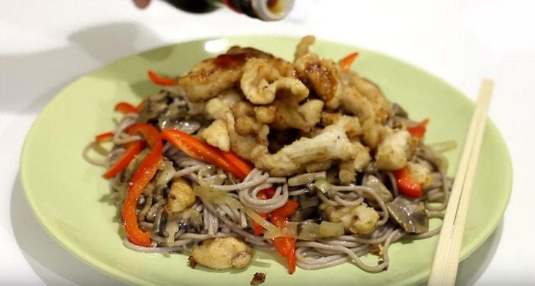 Buckwheat noodles with chicken will be even tastier if served with teriyaki sauce.