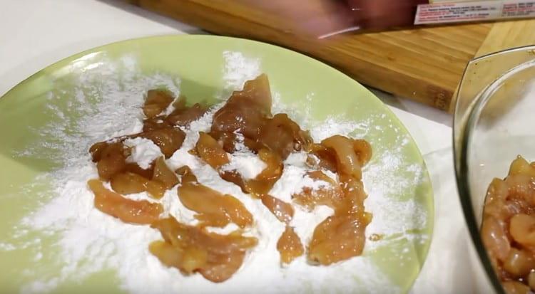 Roll each piece of meat in starch.