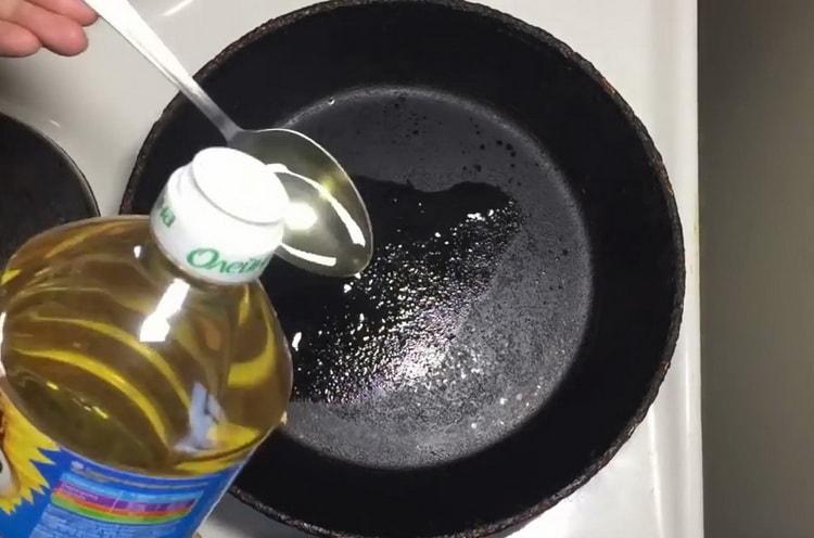 To make noodles, add oil to the pan