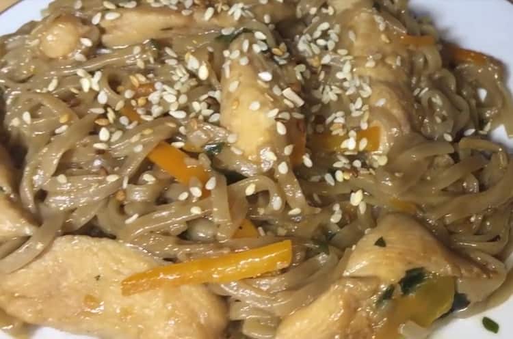 Buckwheat noodles with chicken and vegetables - an unusual and tasty recipe