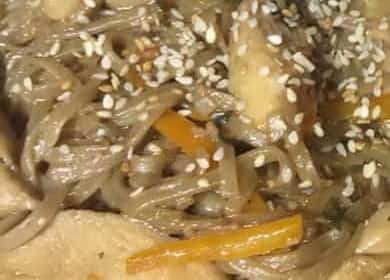 Nouilles de sarrasin au poulet et légumes - une recette inhabituelle et délicieuse