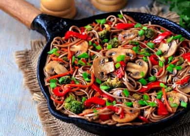 Nouilles de sarrasin aux légumes et aux champignons - un plat végétarien léger, copieux et coloré 🍝