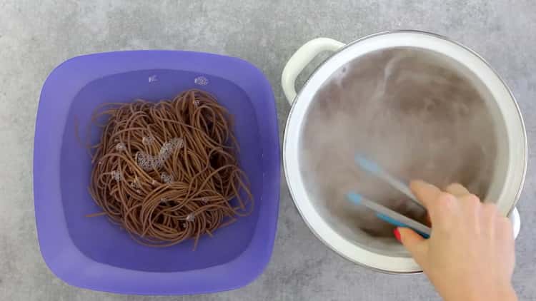 To make buckwheat noodles with vegetables, put the noodles in a pan