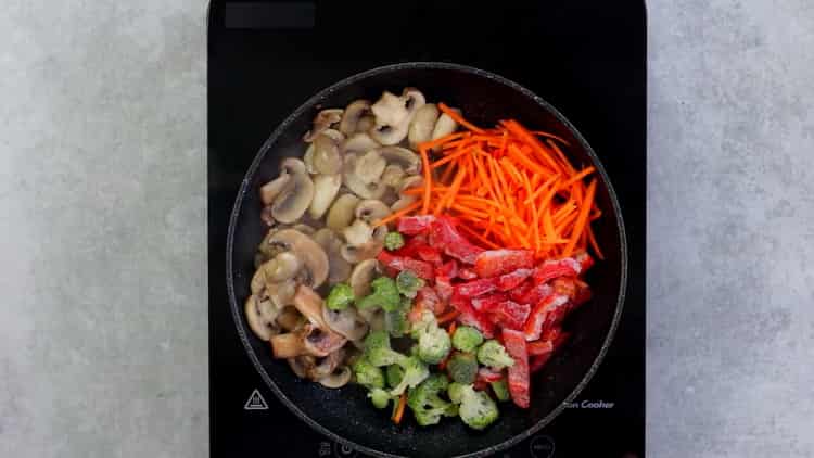 To make buckwheat noodles with vegetables, fry vegetables