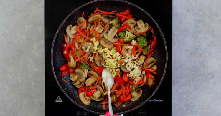 To make buckwheat noodles with vegetables, mix the ingredients