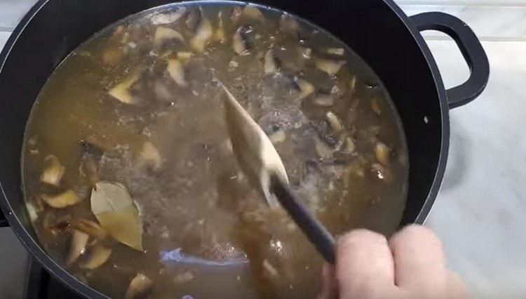 Agregue la hoja de laurel a la sopa.