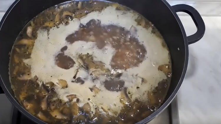 Cocina la sopa hasta que las papas estén listas.