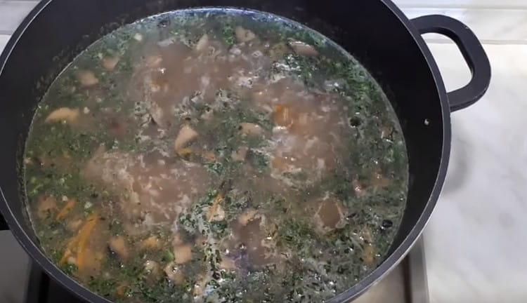 cocine la sopa por unos minutos más, apáguela y deje que se prepare.