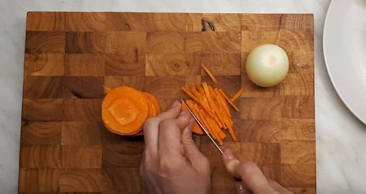 Cortar las zanahorias en tiras finas.