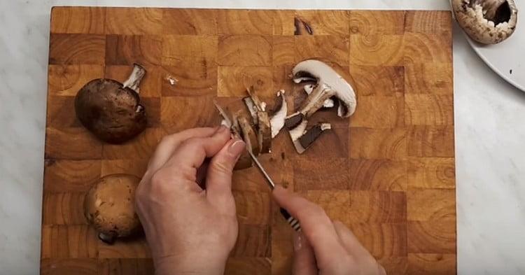 Cut the mushrooms into thin slices.