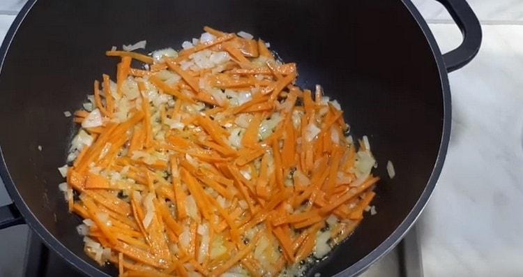We spread onion with carrots in oil.