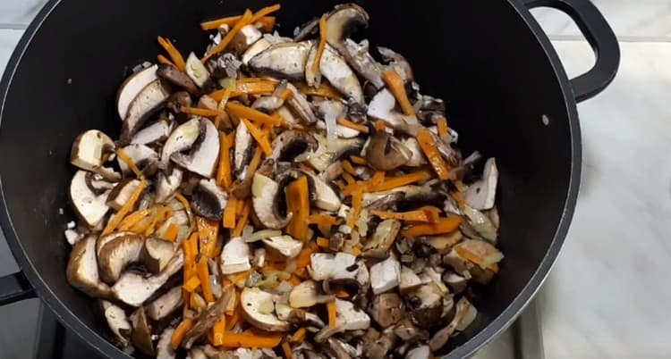 Add mushrooms to the stewpan.