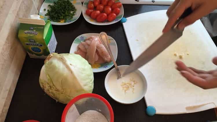 Para hacer shawarma, prepara la salsa