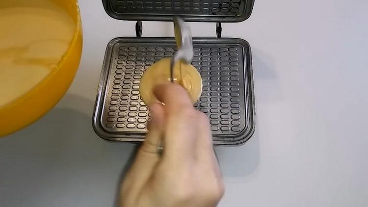 Pour faire des gaufres faites maison, mettez la pâte sur un gaufrier