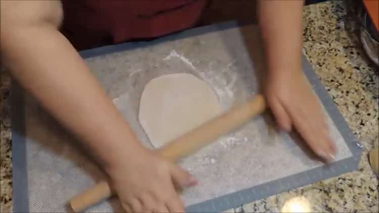 Estirar la masa para hacer fideos caseros