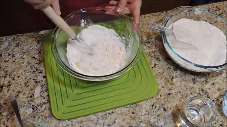 Para preparar fideos caseros, prepare los ingredientes.