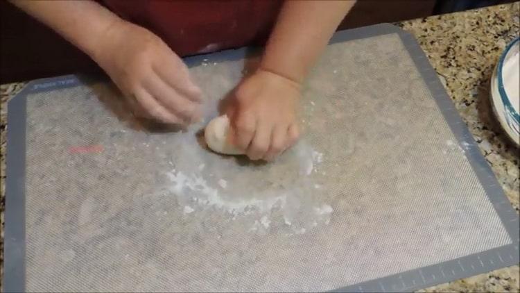 Pétrir la pâte pour faire des nouilles maison.