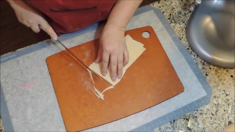 Para hacer fideos caseros, corta la masa