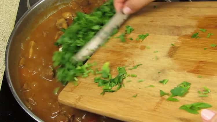 Picar las verduras para hacer panqueques de papa