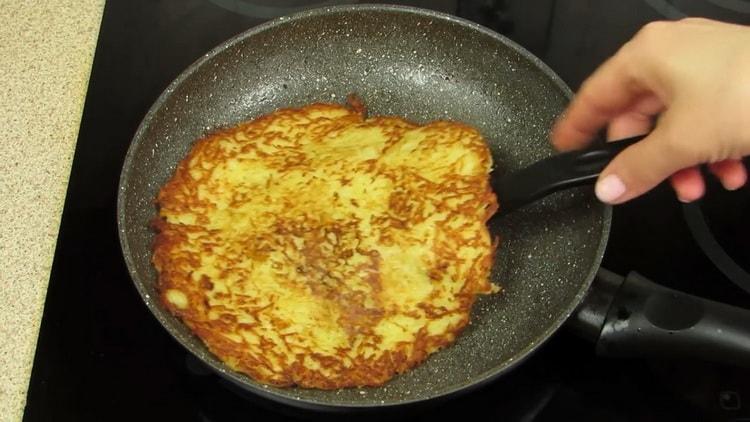 Fry potatoes to make potato pancakes
