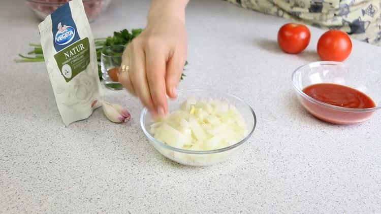 Da biste napravili palačinke od krumpira, narežite luk