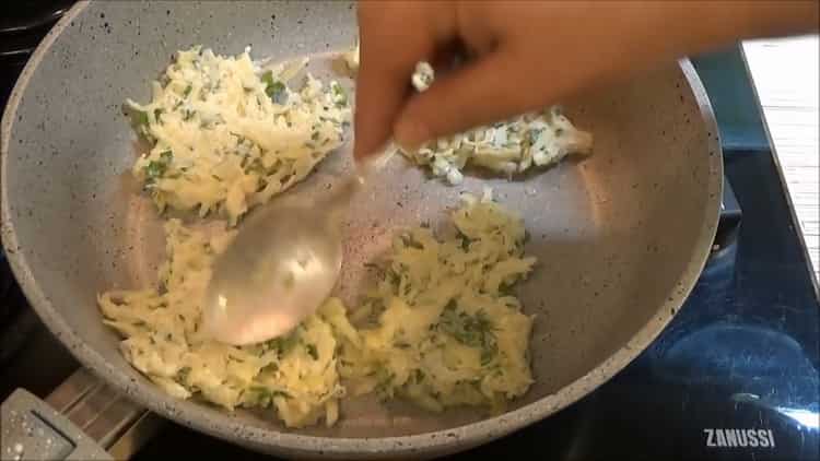 Fry potatoes to make potato pancakes