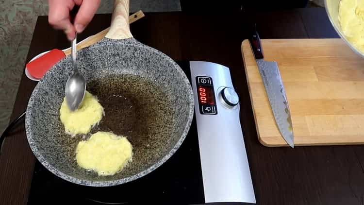 Placez les ingrédients dans une poêle pour faire des galettes de pommes de terre.