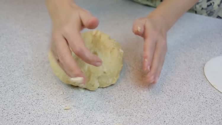 Umijesite sastojke kako biste napravili tijesto.