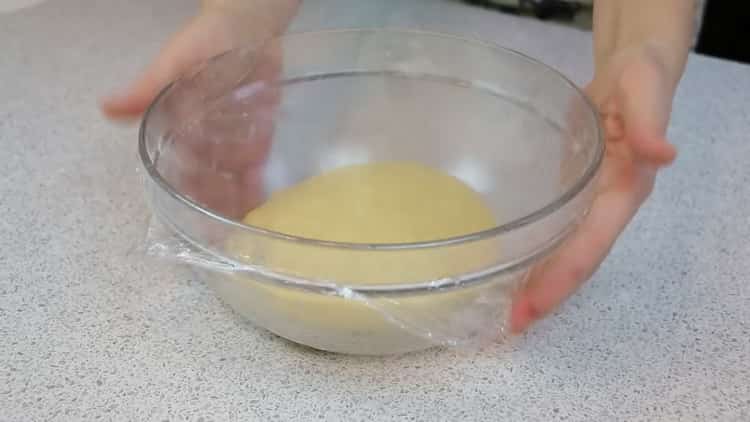 Pâte à levure au lait selon une recette pas à pas avec photo