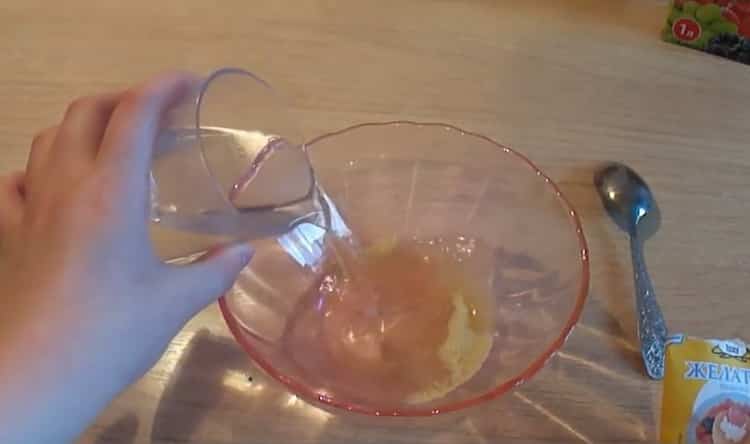 We make jelly from juice with gelatin