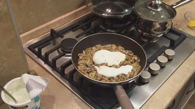 Upang makagawa ng julienne sa tartlets magdagdag ng kulay-gatas