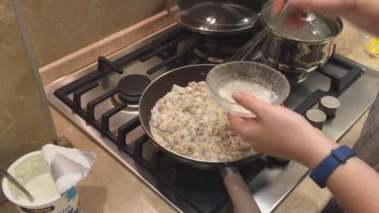 Ajouter la farine pour faire la julienne dans les tartelettes