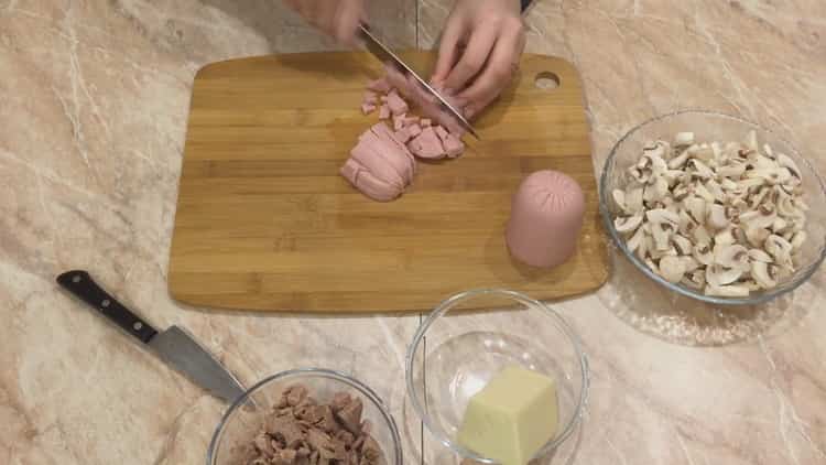 To cook julienne in tartlets, cut the sausage