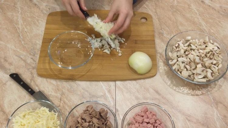 To make julienne in tartlets, chop the onion